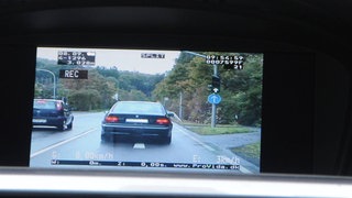 Das Display eines Kamerawagens zeigt Polizeibeamten die Geschwindigkeit eines vorausfahrenden Fahrzeugs (Symbolbild).