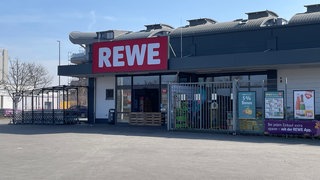 Einen Tag nach dem Brand wird der Supermarkt in Mainz-Gonsenheim gelüftet.