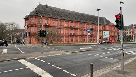 Die Fußgängerampeln am Kurfürstlichen Schloss in Mainz haben laut Fachverband keine grüne Welle für Fußgängerinnen und Fußgänger.