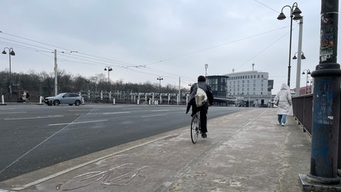 Auf der Alicenbrücke am Mainzer Hauptbahnhof wird es oft eng, weil sich Fuß- und Radverkehr den Platz teilen müssen.