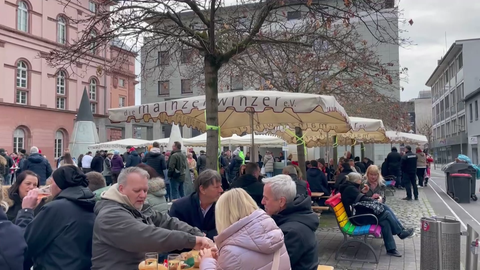 Der Tritonplatz war beim ersten Mainzer Weinfrühstück voll.