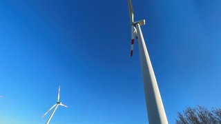 Große Windräder auf einem freien Feld in Undenheim