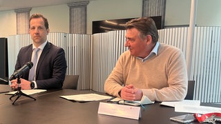 Der Mainzer Oberbürgermeister Nino Hasse (parteilos) und Finanzdezernent Günter Beck berichten über den abgelehnten Haushalt für das Jahr 2025.