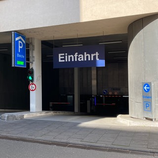 Einfahrt zum Parkhaus Bleiche in der Mainzer Innenstadt. Hier und in weiteren Parkhäusern in Mainz ist das Parken in der Nacht ab 1. Juli günstiger als bisher