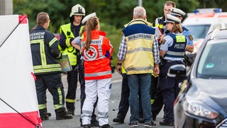 Mitarbeiter der Mainzer Notfallseelsorge bei einem Einsatz nach einem Unfall.