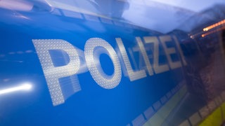 Schriftzug auf Polizeiauto (Symbolbild)