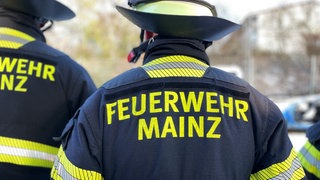 Ein Feuerwehrmann in Mainz. (Symbolbild) Knapp 30 Feuerwehrkräfte haben in der Mainzer Oberstadt einen Kellerbrand gelöscht.