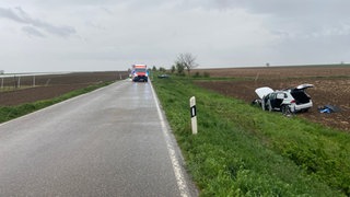 Auf der L455 zwischen Dirmstein und Offstein sind zwei Autos frontal zusammengestoßen. Eines steht auf dem Feld neben der Straße
