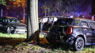 Drei Autos stehen zerstört an einem Baum in der Mainzer Oberstadt. Ein vermutlich betrunkener Autofahrer war in mehrere geparkte Autos gekracht