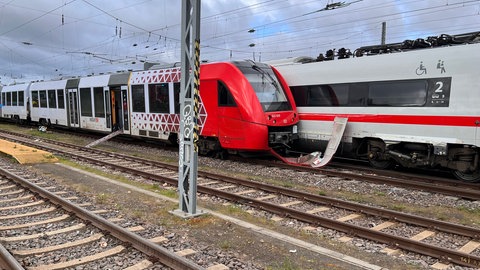 Ein Regionalzug hat seitlich einen ICE im Wormser Hauptbahnhof gerammt. Ein Jahr nach dem Unglück steht die Ursache fest