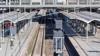 Leere Gleise im Mainzer Hauptbahnhof.