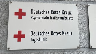 Das Schild am Eingang der DRK-Tagesklinik in Worms.