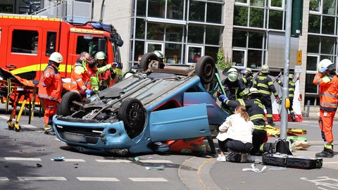 Autofahrerin landet bei einem Unfall in der Mainzer Oberstadt auf dem Dach und muss aus ihrem Auto befreit werden.