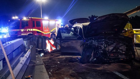 Das zerstörte Auto auf der A643 bei Mainz. Die zwei Insassen wurden bei dem Unfall verletzt