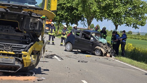 Wrack von Auto und Lkw stehen auf der Landstraße: Bei einem tödlichen Unfall bei Mauchenheim ist ein Autofahrer ums Leben gekommen 