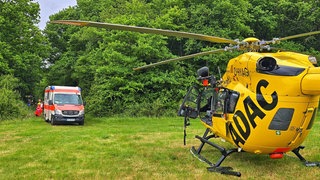 Ein Rettunsghubschrauber wurde eingesetzt, um den Kletterer zu bergen. Anschließend wurde er mit dem Rettungswagen vorsorglich in ein Krankenhaus gebracht