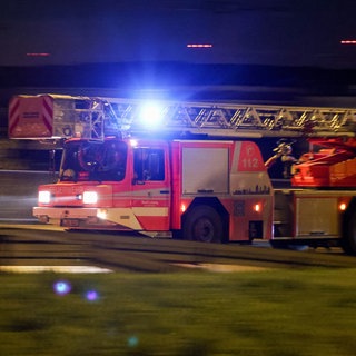 EIn Feuerwehrfahrzeug ist nachts auf dem Weg zu einem Einsatz.