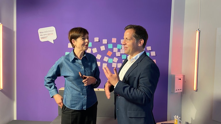 SWR-Landessenderdirektorin Ulla Fiebig im Gespräch mit dem Mainzer Oberbürgermeister Nino Haase im PopUp Studio. 