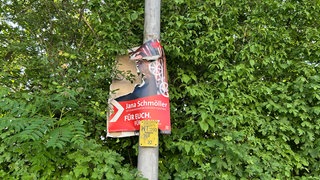 Das Plakat von der SPD hängt seit der Kommunalwahl 2024 in Mainz.