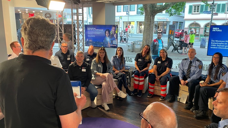 Auch Rettungskräfte waren beim Workshop zum Thema "Blaulich-Berichterstattung" dabei. 