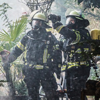 Einsatzkräfte müssen immer auf das schlimmste gefasst sein. Die Feuerwehr Mainz löscht ein brennendes Wohnhaus im Stadtteil Laubenheim im März 2025.