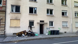 Brandspuren an einem Mehrfamilienhaus in der Mainzer Neustadt. 17 Menschen wurden von der Feuerwehr in Sicherheit gebracht. 