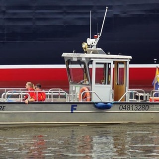 Eine kleine Fähre transportiert mehrere Menschen. Das Boot soll künftig von Guntersblum zum Kühkopf fahren.