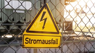 Warnschild Stromausfall an einem Transformator (Symbolbild)