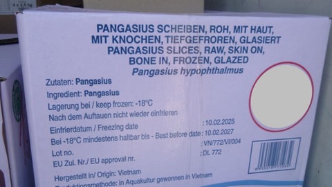 Pakete mit Pangasius-Fisch, Meeresfrüchte und Geflügel haben die Polizisten in dem Transporter gefunden. In dem Kühlraum waren es zwei Grad - eigentlich hätten es mindestens minus 18 Grad sein müssen. 