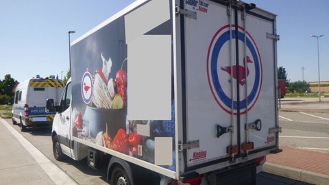 In diesem Transporter war es für Fleisch, Fisch und Meeresfrüchte viel zu warm. Die Polizisten haben ihn aus dem Verkehr gezogen.