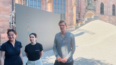 Die Führungscrew der Festspiele stehen im Bühnenbild 2025