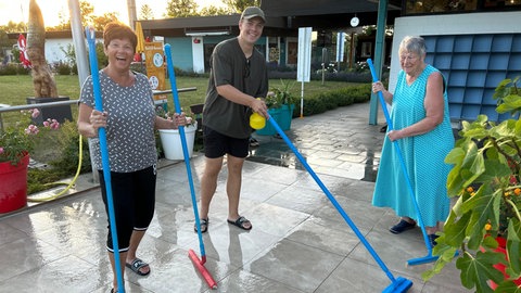 Mitglieder des Schwimmvereins Freibad Gimbsheim putzen die Sanitäranlagen derzeit selbst.