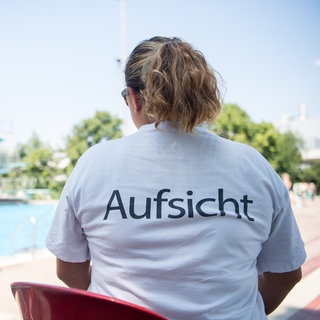 Volle Freibäder sind für die Schwimmeisterinnen und Schwimmmeister der pure Stress.(Symbolbild)