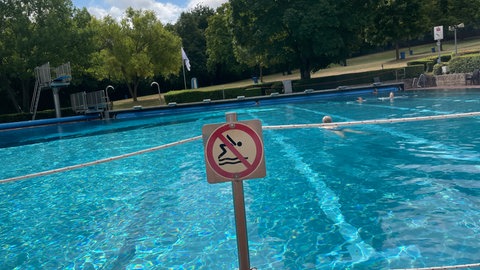 Wer im Wartbergbad von der Seite ins Schwimmerbecken springt, wird von Murat sofort ermahnt. 