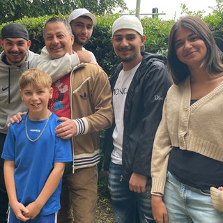 Murat Sözer bringt seinen Jugendlichen im Wartbergbad Alzey Regeln bei - er ist quasi ihr Benimmcoach.