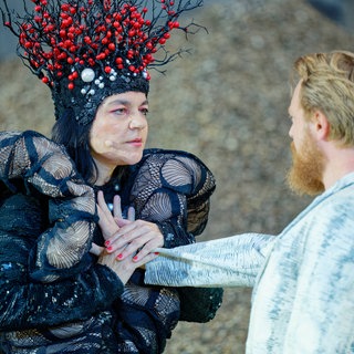 Jasmin Tabatabai als Drache und Eivin Nilsen Salthe als Siegfried stehen am Wormser Dom für das Stück „See aus Asche“ der Nibelungen-Festspiele auf der Bühne