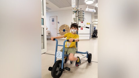 An dieses spezielle Fahrrad können Infusionsständer gehängt werden. Damit können krebskranke Kinder in der Uniklinik Mainz freier herumfahren