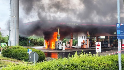 Flammen schießen aus einem Auto und einer Zapfsäule: An der Tankstelle auf der Raststätte Waldlaubersheim hat es einen Brand gegeben. 