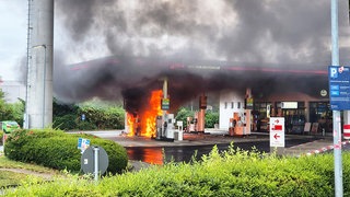 Flammen schießen aus einem Auto und einer Zapfsäule: An der Tankstelle auf der Raststätte Waldlaubersheim hat es einen Brand gegeben. 