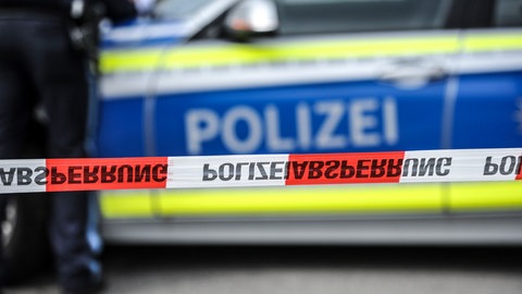Ein Polizeiwagen hinter einem Absperrband: Zwölf Jahre nach einem Überfall auf ein Juweliergeschäft in Bad Kreuznach hat die Polizei einen der Täter in Österreich gefasst.