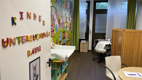 Die Eingangstür zum Kinderuntersuchungsraum in der Forensischen Ambulanz der Unimedizin Mainz.