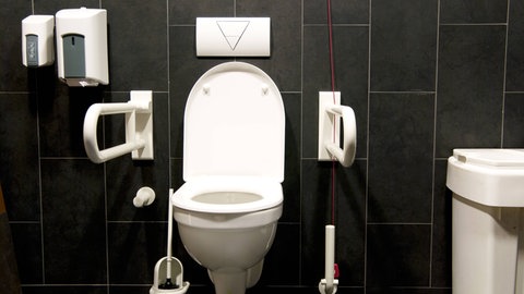 Ein 67-Jähriger missbrauchte mehrfach den Notruf, auch auf einer Behindertentoilette.