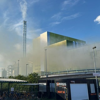 Am Dienstagabend ist im Müllheizkraftwerk an der Gaßnerallee in Mainz ein Brand ausgebrochen. Seit den frühen Abendstunden sind zahlreiche Einsatzkräfte der Mainzer Feuerwehr vor Ort, um die Flammen zu bekämpfen.