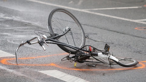 Zerstörtes Fahrrad nach Unfall auf Landstraße. (Symbolbild)