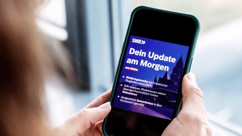 Handy mit SWR Mainz WhatsApp-Kanal Morgen Update