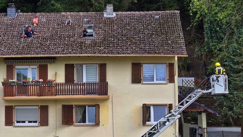 Den Kirner Feuerwehrmännern hat der Atem gestockt, als sie die zwei Kinder auf dem Dach sahen. Sie haben sofort ein Seil vor die beiden gespannt, um sie abzusichern. Zudem haben die Feuerwehrmänner sofort die Drehleiter ausgefahren.