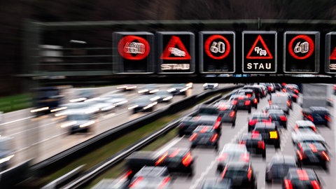 Autos stehen auf einer Autobahn - auf der A60 bei Mainz hat die Sperrung des Hechtsheimer Tunnels zu Verkehrchaos geführt (Symbolbild).