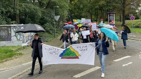 Beschäftigte des insolventen DRK-Schmerz-Zentrums demonstrieren in Mainz.
