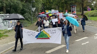 Beschäftigte des insolventen DRK-Schmerz-Zentrums demonstrieren in Mainz.