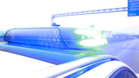 Ein Polizeiwagen mit Blaulicht - die Autobahn A61 musste nach einem Unfall bei Eppelsheim voll gesperrt werden.